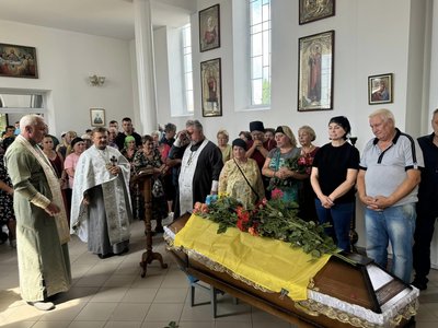 Зустріли на колінах: на Черкащині попрощалися із військовослужбовцем, який помер на Донеччині Зустріли на колінах: на Черкащині попрощалися із військовослужбовцем, який помер на Донеччині