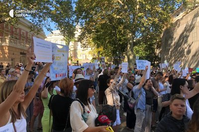 В Одесі на День міста проходить мітинг проти тендерів на реконструкції будівель суду та театру В Одесі на День міста проходить мітинг проти тендерів на реконструкції будівель суду та театру