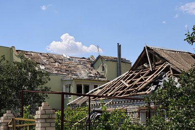 "Усе свистіло, на дах прилетів велосипед". Жителі Зеленівки поблизу Херсона про наслідки російського авіаудару "Усе свистіло, на дах прилетів велосипед". Жителі Зеленівки поблизу Херсона про наслідки російського авіаудару