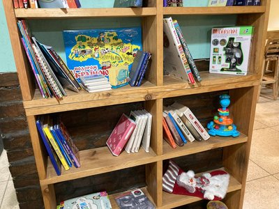Книжкова полиця в просторі Книжкова полиця в просторі