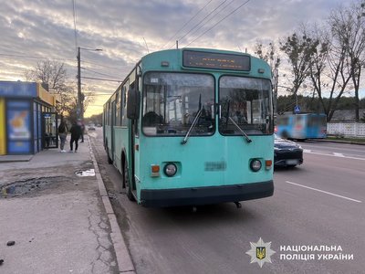 У Житомирі чоловік розбив каменем вікно тролейбуса — поліція розслідує справу У Житомирі чоловік розбив каменем вікно тролейбуса — поліція розслідує справу