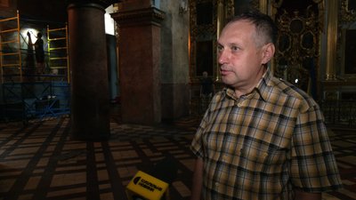 Художник-реставратор заповідника "Чернігів стародавній" Олександр Ткач розповідає, як у Спасо-Преображенському соборі у Чернігові реставрують живопис ХІХ століття Художник-реставратор заповідника "Чернігів стародавній" Олександр Ткач розповідає, як у Спасо-Преображенському соборі у Чернігові реставрують живопис ХІХ століття