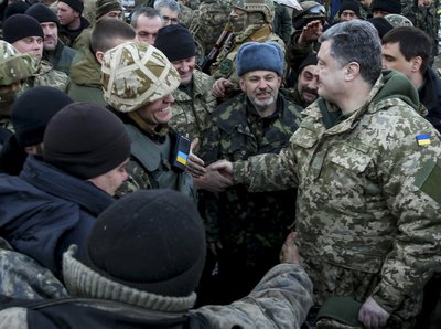 Петро Порошенко із українськими військовими під час виводу військ з Дебальцевого, 18 лютого 2015 рік Петро Порошенко із українськими військовими під час виводу військ з Дебальцевого, 18 лютого 2015 рік