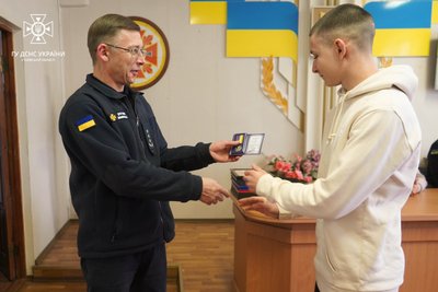 Допомагали дітям у Броварах після авіакатастрофи. У ДСНС нагородили старшокласників Допомагали дітям у Броварах після авіакатастрофи. У ДСНС нагородили старшокласників