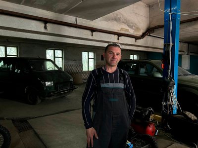 "Воскрешають з мертвих". 10 автомайстрів з Прикарпаття полагодили понад 200 автомобілів з передової "Воскрешають з мертвих". 10 автомайстрів з Прикарпаття полагодили понад 200 автомобілів з передової