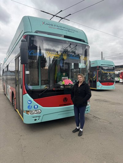 Маріупольчанка Ольга Бондар поруч із своїм тролейбусом у Хмельницькому Маріупольчанка Ольга Бондар поруч із своїм тролейбусом у Хмельницькому