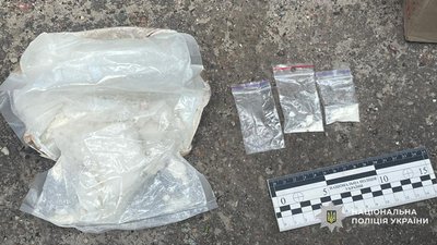 Поширювала амфетамін шляхом "закладок": поліція затримала 22-річну чернігівку, підозрювану у наркодилерстві Поширювала амфетамін шляхом "закладок": поліція затримала 22-річну чернігівку, підозрювану у наркодилерстві