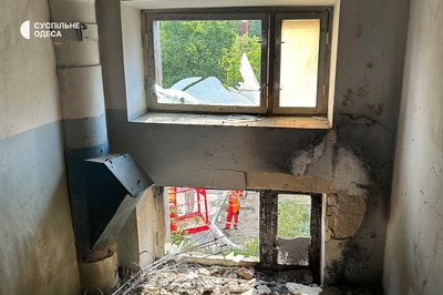 "Був сильний вибух, усе загорілося": армія РФ атакувала пʼятиповерхівку на Одещині, три людини травмувались "Був сильний вибух, усе загорілося": армія РФ атакувала пʼятиповерхівку на Одещині, три людини травмувались