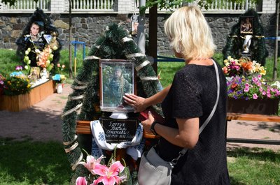 У Житомирі родині загиблого прикордонника Василя Гречуха вручили державну нагороду У Житомирі родині загиблого прикордонника Василя Гречуха вручили державну нагороду