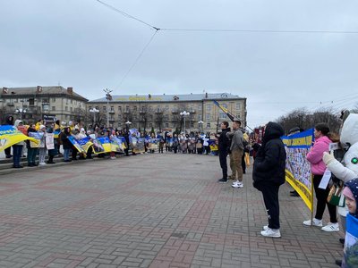 "Чекаємо, надіємося": у Черкасах відбулась акція "Не мовчи — полон вбиває" "Чекаємо, надіємося": у Черкасах відбулась акція "Не мовчи — полон вбиває"
