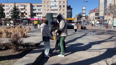 "Я пишаюсь ним": 18-річна дівчина збирає гроші на РЕБ для батька у центрі Рівного