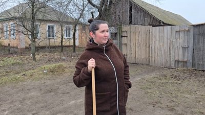 Трактор, в який влучив дрон, стояв біля дому, де живе сім'я з дітьми: подробиці атаки РФ по Іванівці на Семенівщині Трактор, в який влучив дрон, стояв біля дому, де живе сім'я з дітьми: подробиці атаки РФ по Іванівці на Семенівщині