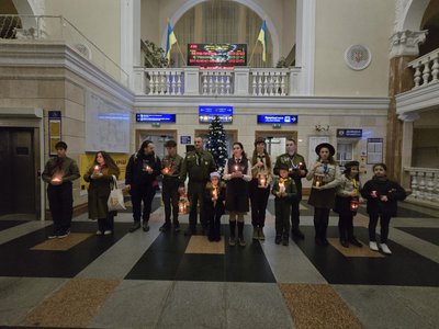 "Подолаємо світлом темряву": у Вінницю привезли Вифлеємський вогонь миру "Подолаємо світлом темряву": у Вінницю привезли Вифлеємський вогонь миру