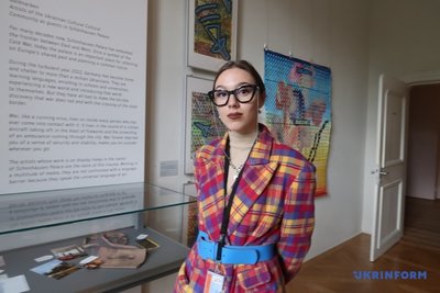 "Відновлюємося як Фенікс": у Німеччині відкрилася виставка українських митців "Золоті шрами" "Відновлюємося як Фенікс": у Німеччині відкрилася виставка українських митців "Золоті шрами"