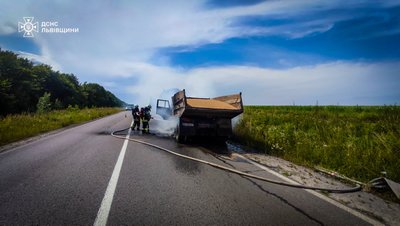 На Львівщині загорілась вантажівка зі збіжжям: надзвичайники врятували 5 тонн зерна На Львівщині загорілась вантажівка зі збіжжям: надзвичайники врятували 5 тонн зерна