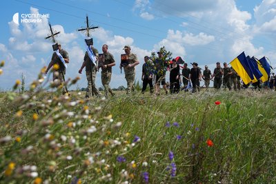 Побратими вбитого Максима Мосейчука на чолі похоронної процесії у Калинівці, 15 липня 2026 року Побратими вбитого Максима Мосейчука на чолі похоронної процесії у Калинівці, 15 липня 2026 року