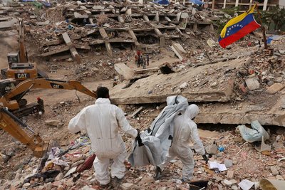 Армандо допомагає своєму другу Девіду винести тіло його матері з-під завалів будинку у місті Ла-Гуайра, Венесуела, 29 липня 2026 року. Чоловіки більше місяця копали тунелі в пошуках своїх близьких після землетрусу 24 червня Армандо допомагає своєму другу Девіду винести тіло його матері з-під завалів будинку у місті Ла-Гуайра, Венесуела, 29 липня 2026 року. Чоловіки більше місяця копали тунелі в пошуках своїх близьких після землетрусу 24 червня