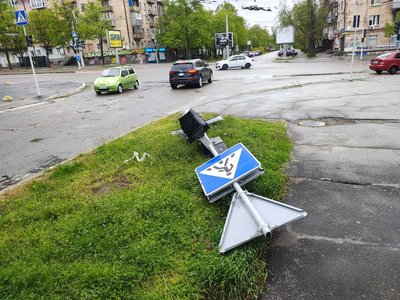 Негода в Запоріжжі: сильний вітер вирує містом Негода в Запоріжжі: сильний вітер вирує містом