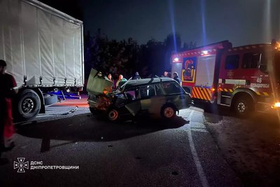 На Дніпропетровщині зіткнулися вантажівка та «Жигулі»: пораненого водія легковика діставали рятувальники На Дніпропетровщині зіткнулися вантажівка та «Жигулі»: пораненого водія легковика діставали рятувальники