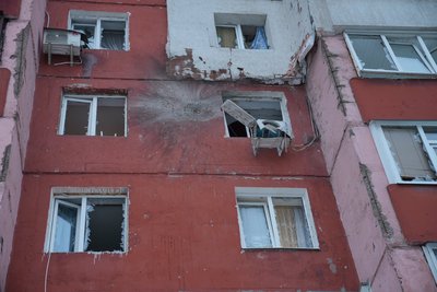 “Удар був сильний, аж будинок здригнувся”. РФ вдарила безпілотником по багатоповерхівці у Сумах. Поранений чоловік “Удар був сильний, аж будинок здригнувся”. РФ вдарила безпілотником по багатоповерхівці у Сумах. Поранений чоловік