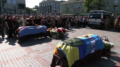 Із військовими Владиславом Шаленим та Юрієм Бобровніком-Сидоренком попрощалися у Рівному Із військовими Владиславом Шаленим та Юрієм Бобровніком-Сидоренком попрощалися у Рівному