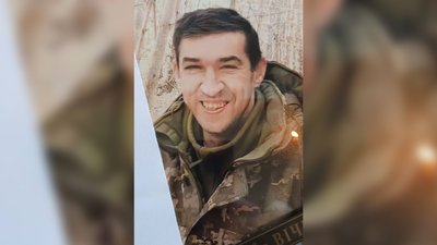У Чернігові поховали Юрія Дмитренка та Юрія Мозгового, які загинули при виконанні бойових завдань на Донеччині У Чернігові поховали Юрія Дмитренка та Юрія Мозгового, які загинули при виконанні бойових завдань на Донеччині