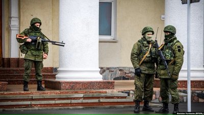 Російські військові в аеропорту Сімферополя, 28 лютого 2014 року