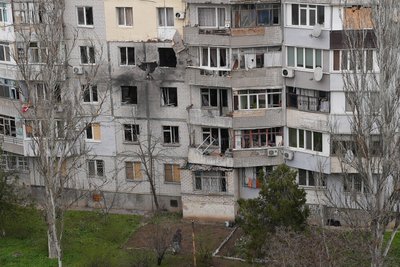 "Побачила жах: зірвало двері та рами". Що херсонці розповіли про наслідки обстрілу Корабельного району "Побачила жах: зірвало двері та рами". Що херсонці розповіли про наслідки обстрілу Корабельного району