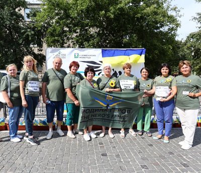 "Ми люди — титани". Тетяна Авраменко з Дніпропетровщини, яка втратила на війні двох синів, видала книгу про 18 загиблих "Ми люди — титани". Тетяна Авраменко з Дніпропетровщини, яка втратила на війні двох синів, видала книгу про 18 загиблих