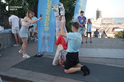 В Одесі учасники всеукраїнського руху "#догоридригом" ставали на голову біля Дюка В Одесі учасники всеукраїнського руху "#догоридригом" ставали на голову біля Дюка