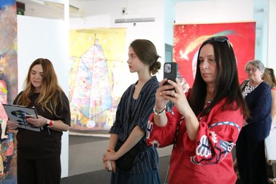 Люди на виставці «Втрачені казки» в Пярну Люди на виставці «Втрачені казки» в Пярну