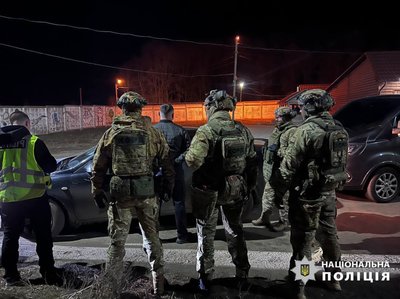 Торгівля зброєю: На Вінниччині затримали чоловіка під час продажу автоматів Торгівля зброєю: На Вінниччині затримали чоловіка під час продажу автоматів