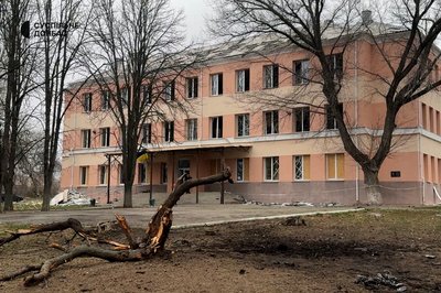 Пошкоджена будівля школи наслідки обстрілу Краматорськ Донецька область 11 листопада 2025 рік Пошкоджена будівля школи наслідки обстрілу Краматорськ Донецька область 11 листопада 2025 рік