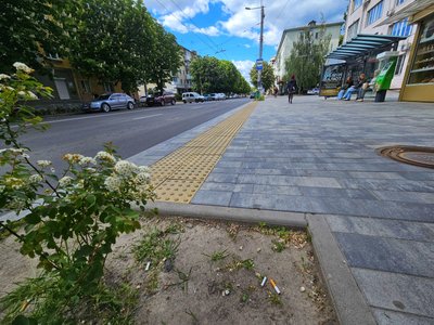 Нова плитка та старі ями – який вигляд мають тротуари на Покровській у Житомирі Нова плитка та старі ями – який вигляд мають тротуари на Покровській у Житомирі