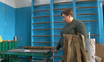 "Дома встигнемо роботу зробити": волонтери з Лисянщини плетуть сітки та нашоломники для військових "Дома встигнемо роботу зробити": волонтери з Лисянщини плетуть сітки та нашоломники для військових