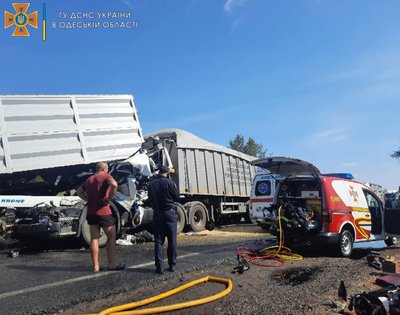 На трасі Одеса - Рені в ДТП потрапило три вантажівки: пораненого довелось деблокувати з кабіни На трасі Одеса - Рені в ДТП потрапило три вантажівки: пораненого довелось деблокувати з кабіни