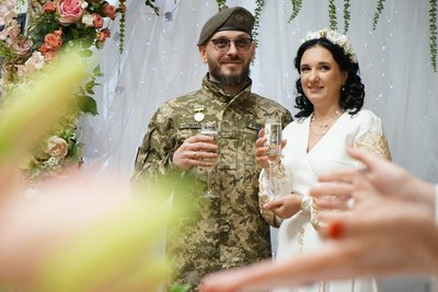 Молодята на весіллі Молодята на весіллі