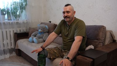 Боєць "з девайсом": штурмовик з Миколаєва втратив ногу в боях, але повернувся у військо Боєць "з девайсом": штурмовик з Миколаєва втратив ногу в боях, але повернувся у військо