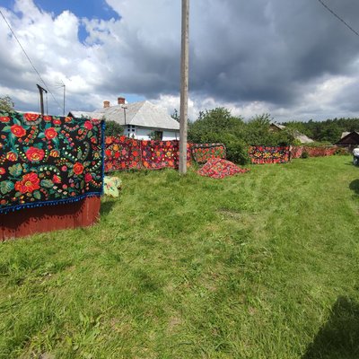 Передають з покоління в покоління. У селі на Львівщині зберегли колекцію вишитих вручну килимів Передають з покоління в покоління. У селі на Львівщині зберегли колекцію вишитих вручну килимів