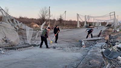 Комунальники евакуювали з Костянтинівки 18 тіл загиблих цивільних протягом місяця Комунальники евакуювали з Костянтинівки 18 тіл загиблих цивільних протягом місяця