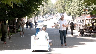 Подорожують Україною на дивані на колесах: у Вінницю приїхали волонтери, які збирають гроші на дрони Подорожують Україною на дивані на колесах: у Вінницю приїхали волонтери, які збирають гроші на дрони