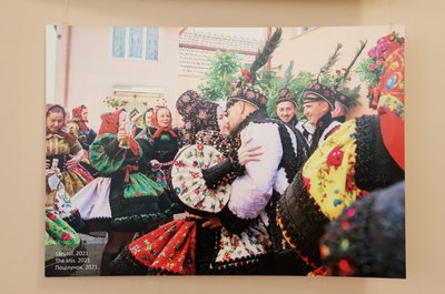 В Ужгороді відкрилася виставка традиційного весільного одягу та атрибутики прикордоння В Ужгороді відкрилася виставка традиційного весільного одягу та атрибутики прикордоння