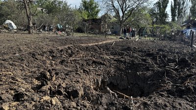 Вирва на городі внаслідок російського обстрілу Слов’янськ Донецька область 10 вересня 2025 рік Вирва на городі внаслідок російського обстрілу Слов’янськ Донецька область 10 вересня 2025 рік