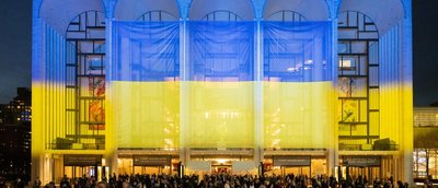 Метрополітен-опера з українським прапором на фасаді Метрополітен-опера з українським прапором на фасаді