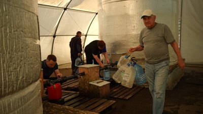 Миколаївці набирають питну воду Миколаївці набирають питну воду