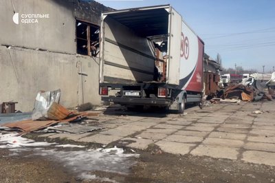 Згорілі автомобілі та зруйнований автомагазин: наслідки нічної атаки РФ на Одещину Згорілі автомобілі та зруйнований автомагазин: наслідки нічної атаки РФ на Одещину