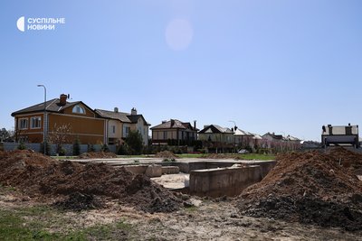 Нелрбудовані котеджі в "Олімпік Парку" на Київщині, квітень 2025 року Нелрбудовані котеджі в "Олімпік Парку" на Київщині, квітень 2025 року