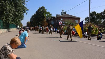 Загинув на Херсонщині: у селищі на Кіровоградщині попрощалися із бійцем Максимом Лоіком Загинув на Херсонщині: у селищі на Кіровоградщині попрощалися із бійцем Максимом Лоіком