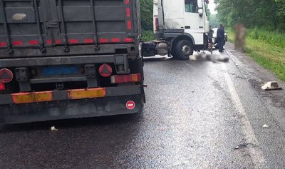 Зіткнулись вантажівка та легкове авто: поліція відкрила кримінальне провадження Зіткнулись вантажівка та легкове авто: поліція відкрила кримінальне провадження