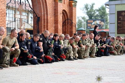 На Дніпропетровщині попрощались з поліцейським Олександром Тимошенком, який загинув у бою на Донеччині На Дніпропетровщині попрощались з поліцейським Олександром Тимошенком, який загинув у бою на Донеччині